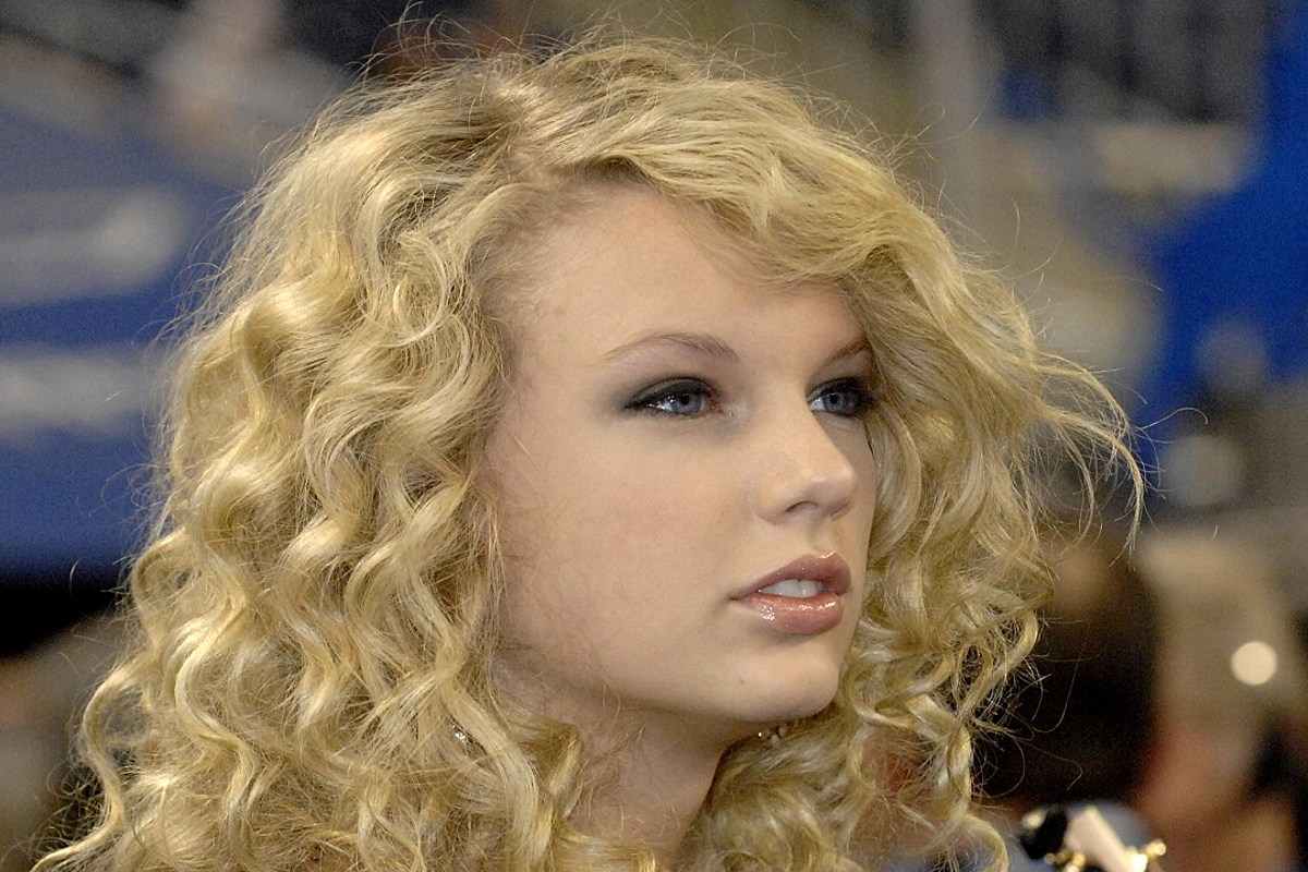 In which year did taylor swift release her debut single Love Story?