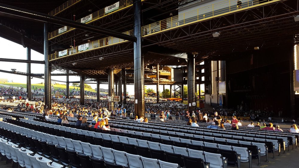 Is parking free at Tinley Park Amphitheatre?