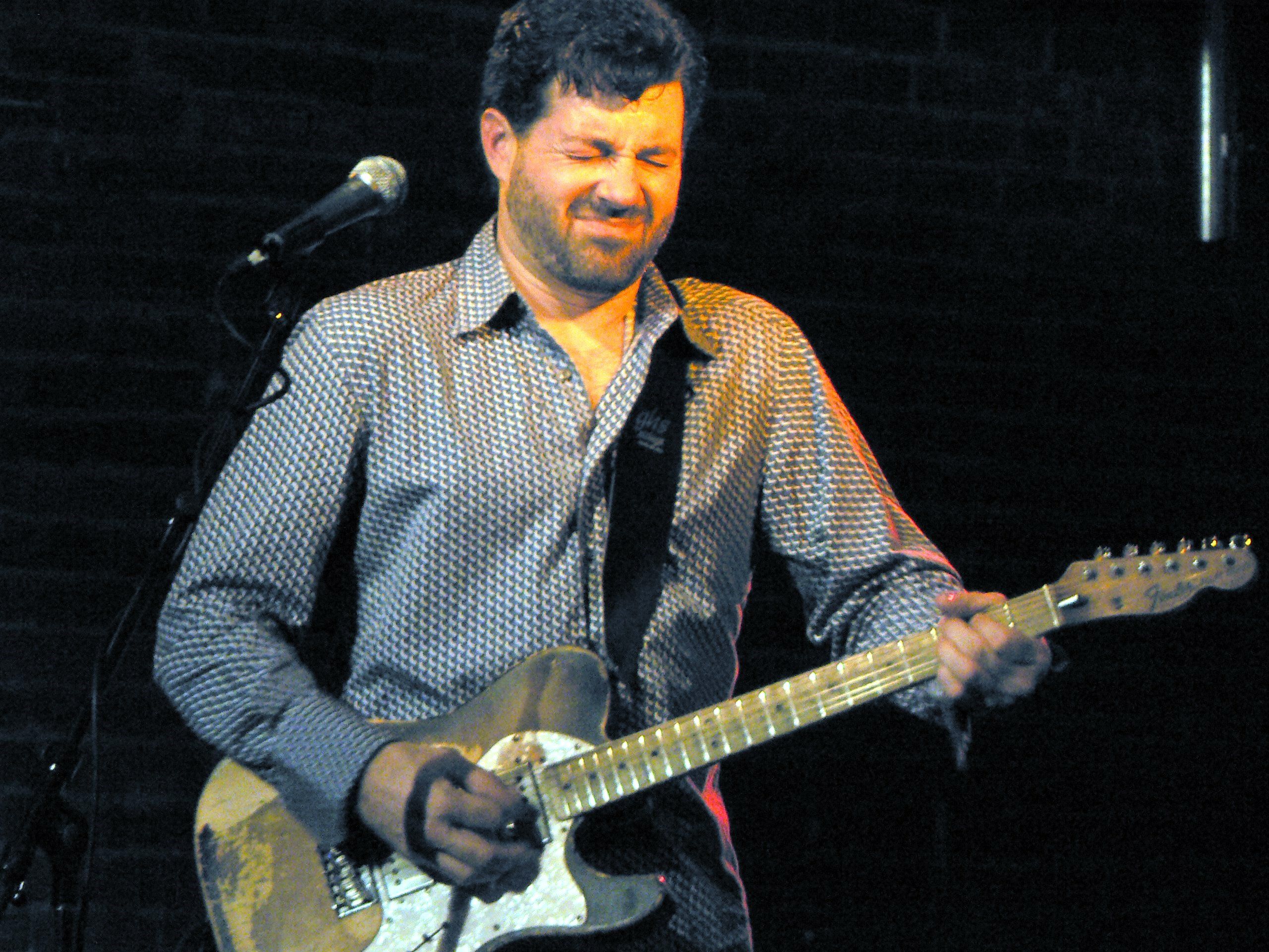 What guitar does Tab Benoit use?