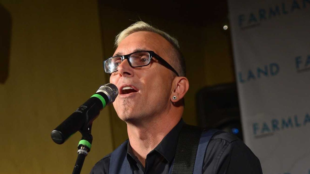 Who was the lead singer in Tavares?