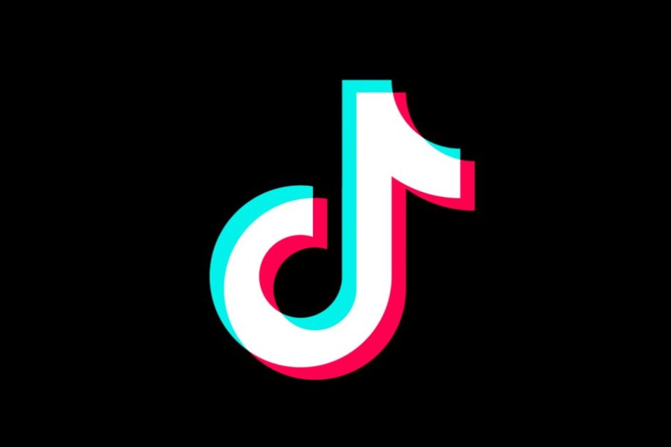 Does TikTok listen to mic?