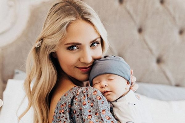 How old was Savannah LaBrant when she had her baby?